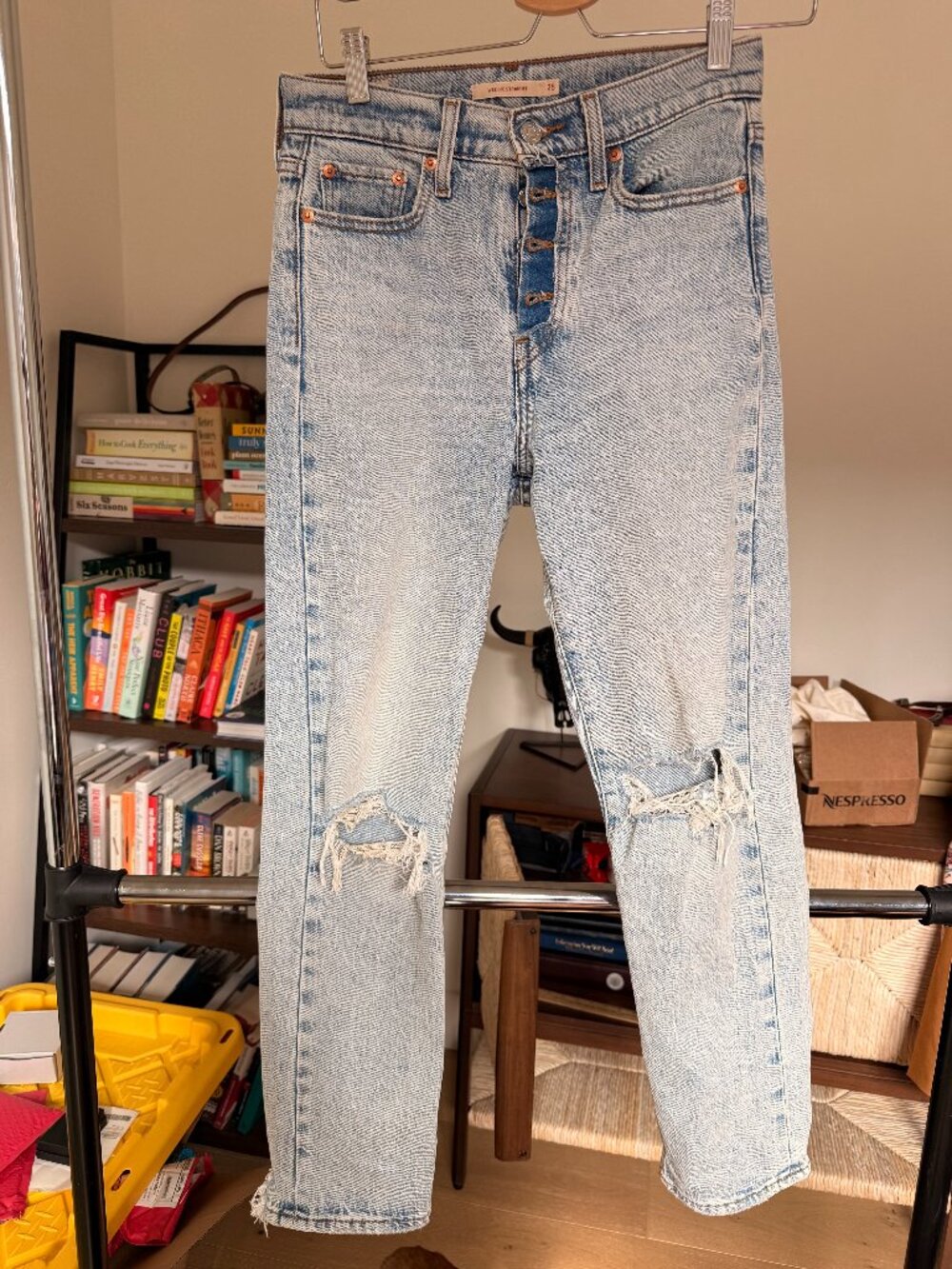 Levi’s Premium Wedgie Straight Distressed Jeans Size 25 Light Wash